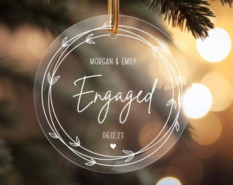 Vår första julgranskulor för förlovning, personlig förlovningsgranskulor, glasgranskulor för förlovning 2024