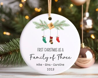 Julgransprydnad för familj tre, Första julen som en familj på tre, Babys första julgransprydnad, Personlig familjeprydnad