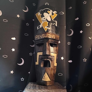 Vintage Pittsburgh-penquins hockeymasker handgeschilderd en gesneden houten tiki-totem UNIEK en uiterst ZELDZAAM | Decoratieve tribale muurkunstpennen