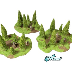 Puede incluir: Tres piezas de terreno forestal en miniatura de color verde y marrón con árboles pequeños y caminos. Cada pieza tiene una disposición diferente de árboles y caminos. Las piezas están hechas de un material texturizado que parece hierba y tierra.