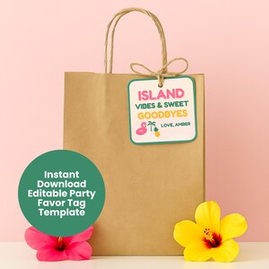 Può includere: Un sacchetto regalo di carta marrone con un'etichetta che recita "ISLAND VIBES & SWEET GOODBYES". L'etichetta ha un fenicottero e una palma. Un cerchio verde con il testo "Instant Download Editable Party Favor Tag Template" è sulla borsa. Fiori rosa e gialli in basso.