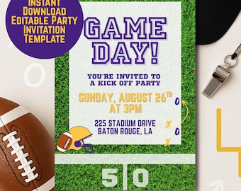Puede incluir: Una plantilla de invitación a una fiesta con temática de fútbol. El texto morado dice "GAME DAY!". La invitación incluye la fecha, hora y lugar de la fiesta. También se ven un balón de fútbol y un casco. El fondo es verde.