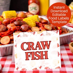 Könnte beinhalten: Ein Tisch mit einer rot-weiß karierten Tischdecke zeigt eine Metallschale mit Langusten, Maiskolben und Kartoffeln. Ein Schild mit der Aufschrift "CRAW FISH" befindet sich vor der Schale. Ein roter Kreis im Hintergrund trägt den Text "Instant Download Editable Food Labels Template".