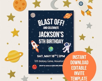 Puede incluir: Una tarjeta de invitación azul marino con gráficos temáticos espaciales, incluyendo cohetes, planetas y estrellas. El texto dice "BLAST OFF!" y anuncia "5º Cumpleaños de Jackson". Un círculo naranja dice "DESCARGA INSTANTÁNEA PLANTILLA DE INVITACIÓN EDITABLE."