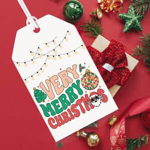 Étiquette-cadeau très joyeux Noël pour cadeaux de vacances de classe imprimable, étiquette cadeau cadeau de Noël hippie rouge et vert rétro imprimable