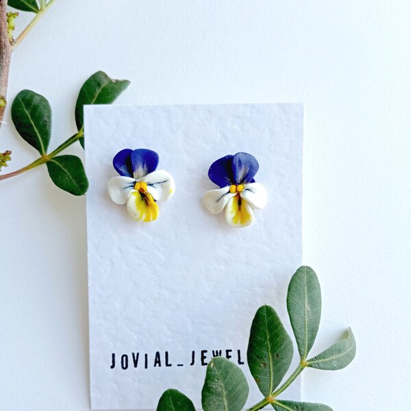 Pansy Stud Earrings. Purple flowers, Cottagecore inspired aesthetic. Polymer clay and Real 18k Gold plated, steel studs.