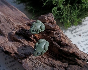 Realistic small frog earrings. Cottagecore miniature frog studearrings. Polymer clay, real 18k gold plated steel suds. hypoalergic jewellery