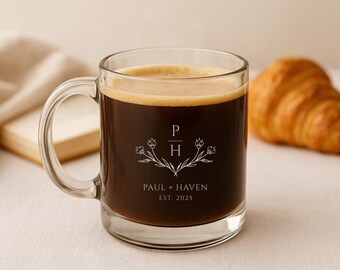 Mug en verre gravé personnalisé, nom et date du monogramme pour les jeunes mariés, cadeau de fiançailles pour les couples, cadeau d'anniversaire de mariage souvenir pour les vacances