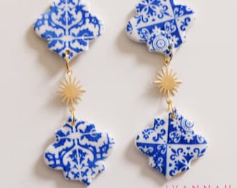 Boucles d'oreilles en polymère faites à la main à Santorin, collection grecque bleu et blanc, boucles d'oreilles uniques, luxe abordable, le cadeau parfait