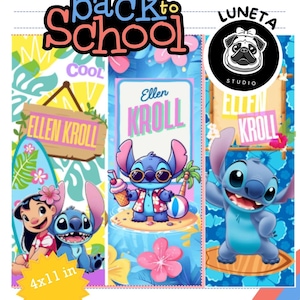 Puede incluir: Etiquetas escolares coloridas con el personaje Stitch. Las etiquetas incluyen el texto "Ellen Kroll" y están decoradas con flores tropicales y tablas de surf. Las etiquetas miden aproximadamente 10.16 cm x 27.94 cm.