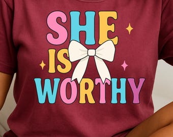 She Is Worthy png, christelijk coquette-strikontwerp, shirt bijbelvers png, sublimatie geloofscitaat, religieuze vrouwen png