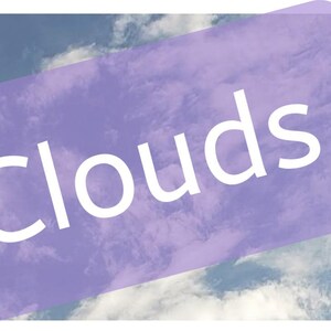 Op de afbeelding: Een foto van een bewolkte lucht met een paarse rechthoekige overlay. De rechthoek bevat het witte woord "Clouds". De achtergrond toont een mix van blauwe lucht en witte wolken.