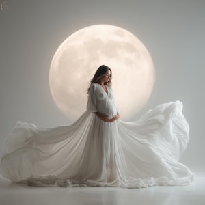 Pode incluir: Uma mulher grávida com um vestido branco esvoaçante, em frente a um fundo de lua suave e brilhante. O vestido tem um decote em V profundo e tecido longo e esvoaçante. A imagem evoca serenidade e capta a beleza da gravidez.