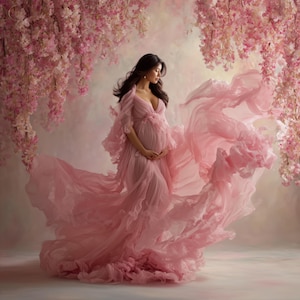 Könnte beinhalten: Ein fließendes, hellrosa Umstandskleid mit tiefem V-Ausschnitt und gerüschten Ärmeln. Das Kleid hat einen langen, fließenden Rock, der hinterherzieht. Der Hintergrund zeigt rosa Blumenakzente und einen weichen, neutralen Hintergrund.