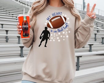 Imagen PNG de una madre jugando al fútbol americano sin contacto, archivo de sublimación para atletas del día del partido (descarga digital).