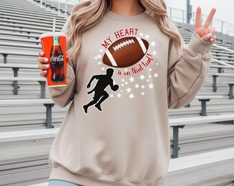 Imagen PNG de una mamá aficionada al fútbol americano de bandera, diseño de atleta para el día del partido (descarga digital)