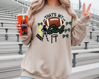 Mi corazón está en ese césped PNG, diseño de mamá de fútbol americano, gráfico de fútbol americano de bandera para niñas, camiseta de mamá para el día del partido, archivo de sublimación para mamá deportista