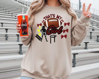 Mi corazón está en ese césped PNG, diseño de mamá de fútbol americano, gráfico de fútbol americano de bandera para niñas, camiseta de mamá para el día del partido, archivo de sublimación para mamá deportista