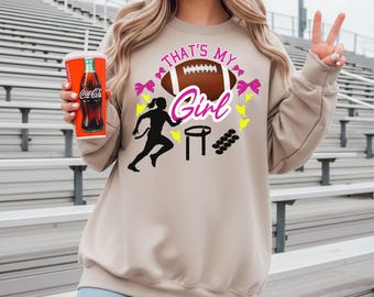 Mi corazón está en ese césped PNG, diseño de mamá de fútbol americano, gráfico de fútbol americano de bandera para niñas, camiseta de mamá para el día del partido, archivo de sublimación para mamá deportista