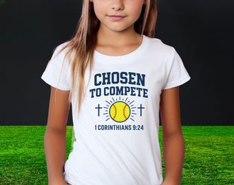 Imagen PNG de sóftbol cristiano, versículo de 1 Corintios 9:24, diseño de camiseta de atleta de fe (descarga digital)