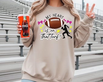 Mi corazón está en ese césped PNG, diseño de mamá de fútbol americano de bandera, gráfico de fútbol americano de bandera para niñas, camiseta de mamá para el día del partido, archivo de sublimación para mamá deportista