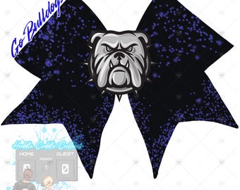 Può includere: Fiocco da cheerleader nero e blu con una mascotte di bulldog bianco al centro. Il fiocco ha una finitura scintillante e il testo "Go Bulldogs!" è scritto in blu sul lato sinistro.