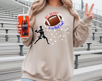 Imagen PNG de una mamá jugando al fútbol americano sin contacto, gráfico de un atleta para el día del partido (descarga digital).