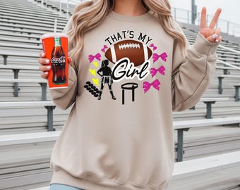 Mi corazón está en ese césped PNG, diseño de mamá de fútbol americano, gráfico de fútbol americano de bandera para niñas, camiseta de mamá para el día del partido, archivo de sublimación para mamá deportista