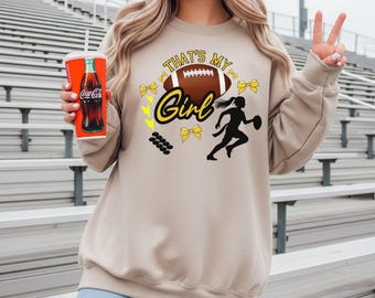 Imagen PNG de una mamá aficionada al fútbol americano, gráfico de fútbol americano femenino, archivo de sublimación para el día del partido (descarga digital).