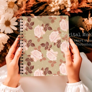 Gezellige spiraal Notebook Mockup Vrouw handen vasthouden in de tuin, Coil Planner Realistisch Mockup, PSD Smart Object, PSD Mockup planner, elegant