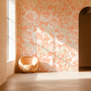 Puede incluir: Una silla de mimbre se encuentra en una habitación con una pared de color melocotón con un patrón floral blanco. La habitación tiene una ventana grande y una puerta que conduce a otra habitación.