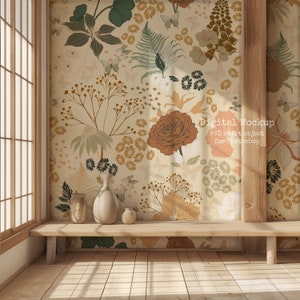 Puede incluir: Una maqueta digital de un dise&ntilde;o de papel tapiz floral con fondo beige y flores marrones, verdes y blancas. El papel tapiz se muestra en una habitaci&oacute;n con suelo de madera y un banco de madera. Tres jarrones se colocan en el banco. El texto "Digital Mockup PSD smart object for Photoshop" se muestra en la esquina inferior derecha de la imagen.