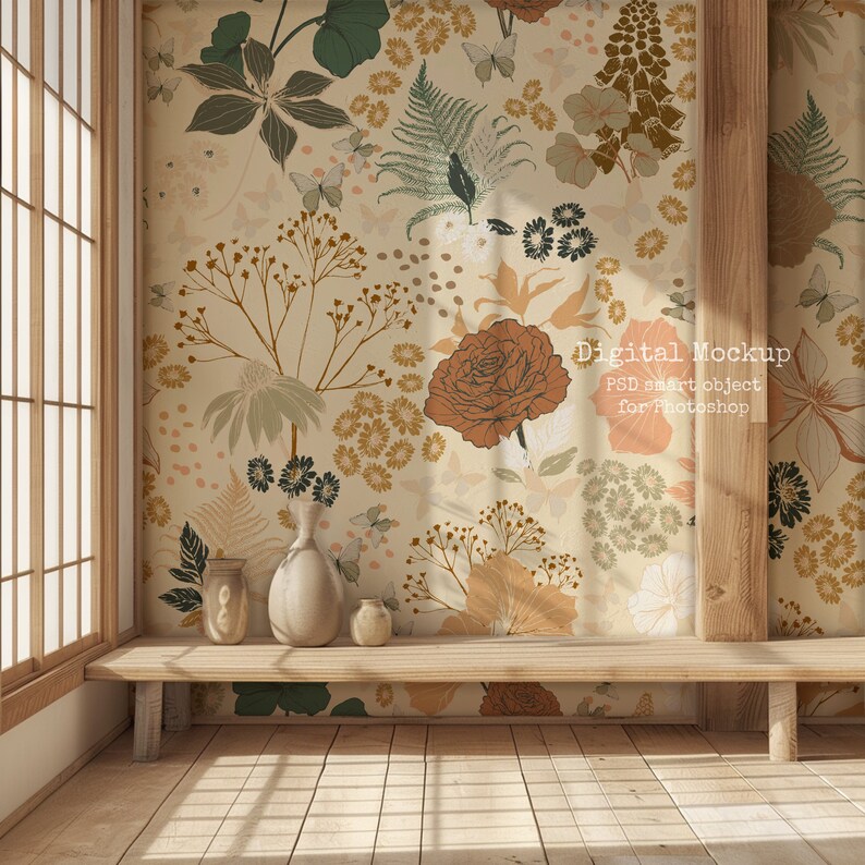 Puede incluir: Una maqueta digital de un dise&ntilde;o de papel tapiz floral con fondo beige y flores marrones, verdes y blancas. El papel tapiz se muestra en una habitaci&oacute;n con suelo de madera y un banco de madera. Tres jarrones se colocan en el banco. El texto "Digital Mockup PSD smart object for Photoshop" se muestra en la esquina inferior derecha de la imagen.