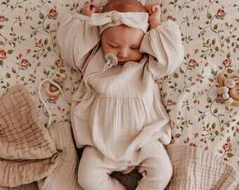 Baby Bettlaken Mockup PSD | Blumen Kinderzimmer Motiv (Digitaler Download)
