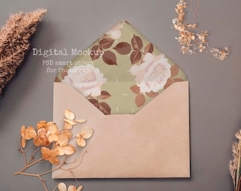 Mockup PSD di busta aperta, cancelleria per matrimoni (download digitale)