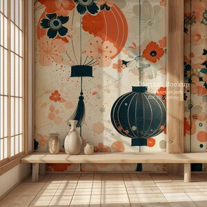 Puede incluir: Una maqueta digital de una habitaci&oacute;n de estilo japon&eacute;s con suelo de madera y una pared decorada con un patr&oacute;n floral con linternas y flores de cerezo. La habitaci&oacute;n tiene un banco de madera y tres jarrones de cer&aacute;mica.