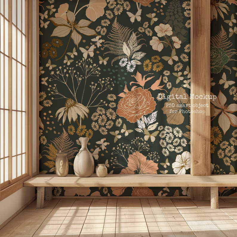 Puede incluir: Un banco de madera con tres jarrones de cer&aacute;mica delante de un papel tapiz floral verde con un texto superpuesto que dice "Digital Mockup PSD smart object for Photoshop".