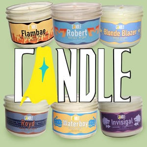 Könnte beinhalten: Sechs Glas-Kerzengläser mit Etiketten. Die Etiketten lauten "Flambae", "Robert", "Blonde Blazer", "Royd", "Waterboy" und "Invisigal". Das Wort "CANDLE" steht in großen weißen Buchstaben. Eine gelbe Kapuzengrafik befindet sich in der Mitte.