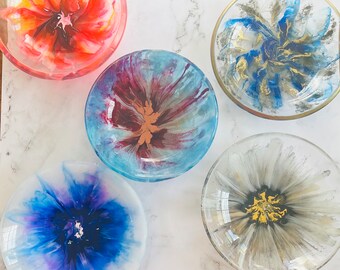 Medium decorative bowl. Handmade resin bowl|Home decor ideas|gift ideas|trinket dish|candy bowl| office desk decor