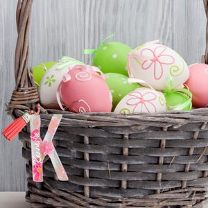 Etiqueta de canasta de Pascua personalizada/llavero con nombre de monograma/etiquetas de nombre personalizadas/dije de bolso con letra grande de flor/accesorio para bolso Bogg