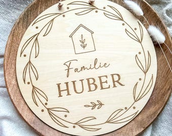 Cartello porta famiglia / Cartello fattoria in legno inciso / Cartello di benvenuto personalizzato / Ghirlanda porta / Decorazione murale in legno / Regalo con nome di famiglia