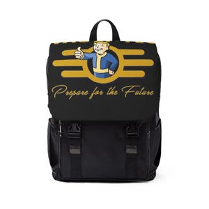 Puede incluir: Mochila negra con un logotipo amarillo de Vault-Tec y un personaje de dibujos animados. El texto "Prepare for the Future" está impreso debajo del logotipo.