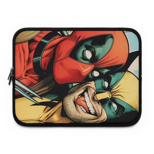 Puede incluir: Una funda para portátil con una ilustración colorida de Deadpool y Lobezno. Deadpool está encima de Lobezno, con su máscara parcialmente quitada, y Lobezno sonríe con la lengua fuera.