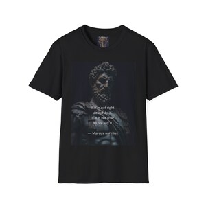 Pode incluir: Camiseta preta com uma citação de Marco Aurélio impressa na frente. A citação diz: "Se não é certo, não faça. Se não é verdade, não diga." A citação está impressa em texto branco sobre um fundo escuro com uma imagem de um busto de um imperador romano.