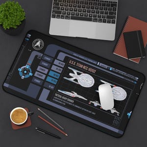 Star Trek Schreibtischunterlage - Premium Neopren mit rutschfester Rückseite und gesäumten Kanten - USS Titan Dashboard