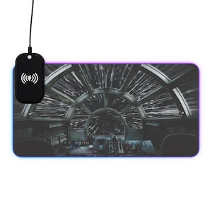 Może przedstawiać: Czarno-białe zdjęcie wnętrza statku kosmicznego z widokiem pola gwiazd przez okno. Obraz jest nadrukowany na czarnej podkładce pod mysz z fioletowym i niebieskim obramowaniem.