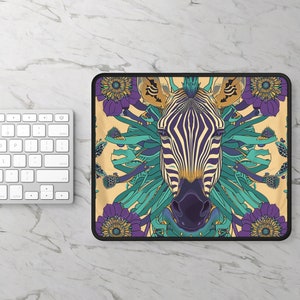 Op de afbeelding: Een zwart-wit zebrahoofd met een kleurrijk bloemenpatroon eromheen. De zebra heeft een zwarte neus en zwarte strepen op een witte achtergrond. De bloemen zijn paars, blauw en geel.
