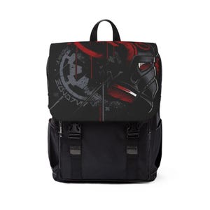 Może przedstawiać: Czarny plecak z czerwono-szarym wzorem przedstawiającym stylizowany hełm i napis "Mandalorian".
