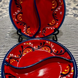Puede incluir: Dos platos de servir divididos de cerámica roja con bordes azules y diseños florales blancos y amarillos.
