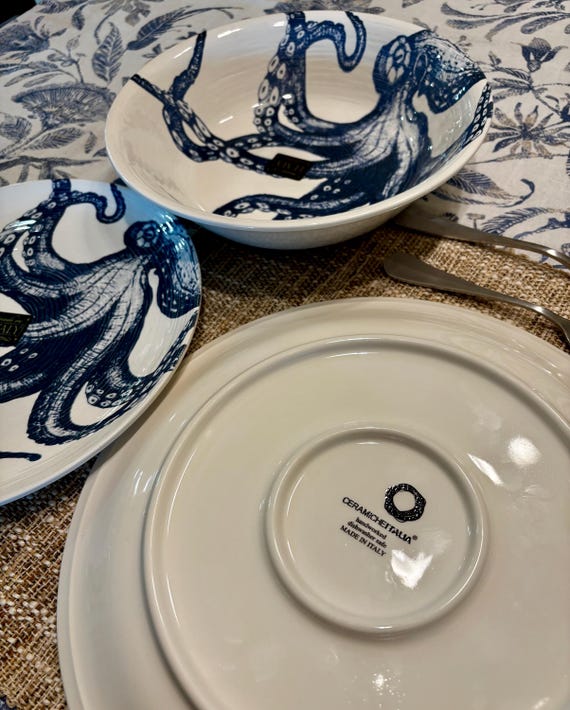 Mediterranes Geschirrset mit blauem Oktopus-Motiv, handbemalte Keramikteller und -schüsseln, 18-teiliges italienisches Design